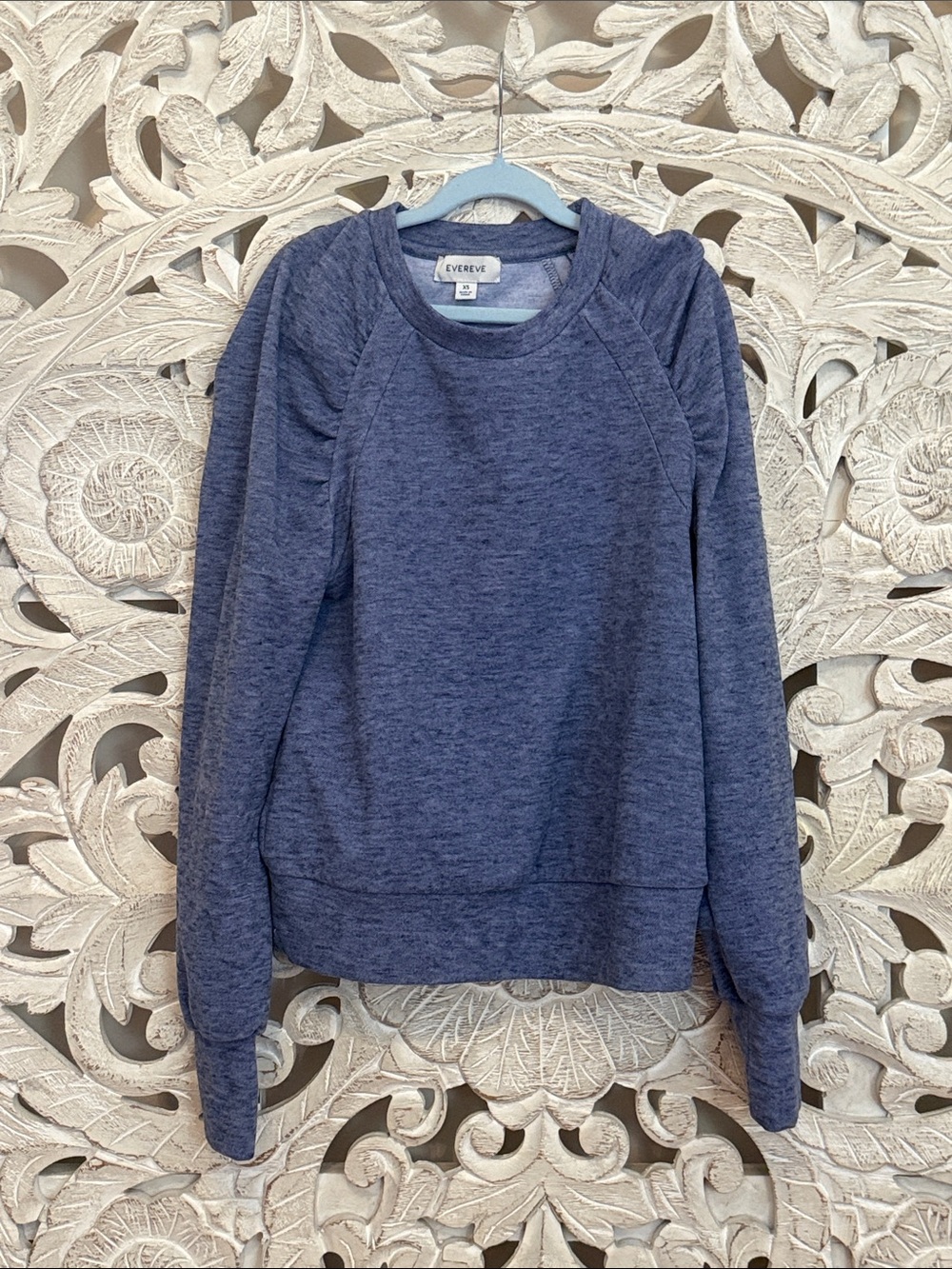 Evereve navy blouse that is puffy at the sleeves and comfy to wear